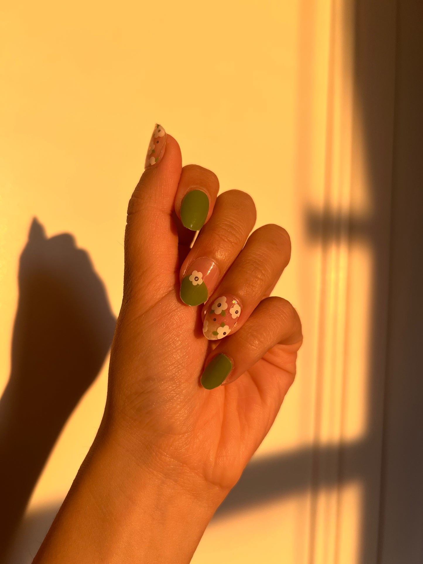 Green Daisy Meadows DIY Semicured Gel Nail Sticker Kit
