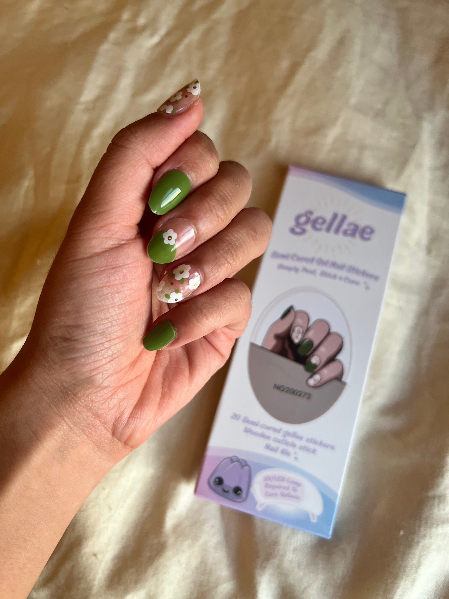 Green Daisy Meadows DIY Semicured Gel Nail Sticker Kit